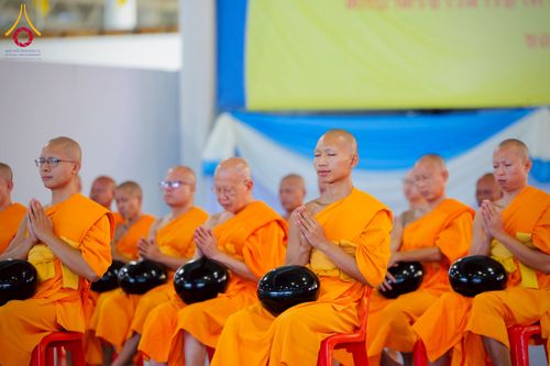 ภาพ No.223311:วันวิสาขบูชา วันอาทิตย์ที่ 11 พฤษภาคม พ.ศ. 2568 พิธีตักบาตร และปฎิบัติธรรม ณ สภาธรรมกายสากล วัดพระธรรมกาย