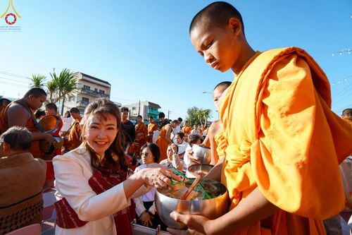 ภาพ No.187118:พิธีตักบาตรพระ ๕๐๐ รูป "สร้างบุญใหญ่ ส่งท้ายปีเก่า ต้อนรับปีใหม่ ๒๕๖๘" วันเสาร์ที่ ๒๘ ธันวาคม พ.ศ. ๒๕๖๗ ณ ถนนหน้าที่ว่าการอำเภอภูเรือ จังหวัดเลย