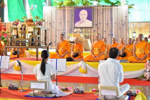 ภาพ No.246578:วันที่ 14 กันยายน พ.ศ. 2568 พิธีตักบาตรฉลองพระใหม่ ในโครงการอุปสมบทหมู่บูชาธรรม ครบรอบ108ปี วันครูผู้ค้นพบวิชชาธรรมกาย ณ วิหารคด วัดพระธรรมกาย