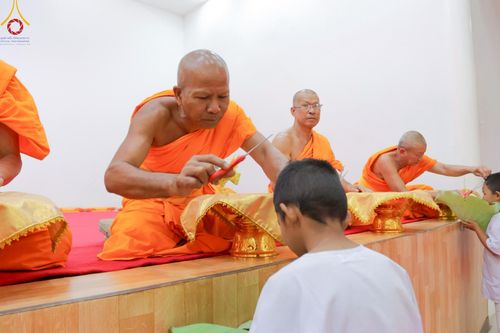 ภาพ No.216156:วันเสาร์ที่ 5 เมษายน พ.ศ. 2568 พิธีตัดปอยผม พิธีขอขมาผู้ปกครอง พิธีขอขมามอบผ้าไตร พิธีบรรพชา พิธีถวายบาตรสามเณร ณ ศูนย์ปฏิบัติธรรมและศูนย์อบรมเยาวชนเพชรบุรี ต.ท่าแลง อ.ท่ายาง จ.เพชรบุรี