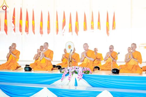 ภาพ No.143363:พิธีตักบาตร ข้าวสารอาหารแห้ง ณ บ้านแก้วเรือนทองคุณยายฯ และ พิธีบูชาข้าวพระ  ณ สภาธรรมกายสากล วัดพระธรรมกาย วันอาทิตย์ที่ 7 กรกฎาคม พ.ศ. 2567