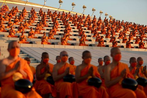 ภาพ No.105214:พิธีตักบาตรฉลองพระบวชใหม่ รุ่นบูชาธรรมมหาปูชนียาจารย์ และต้อนรับศักราชใหม่ วันจันทร์ที่ 1 มกราคม พ.ศ. 2567 ณ ลานธรรมพระมหาธรรมกายเจดีย์ วัดพระธรรมกาย