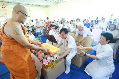 ภาพ No.168099:พิธีทอดกฐิน ณ วัดโตนด จ.นนทบุรี ในโครงการกฐินสามัคคีทั่วไทย 30,000 วัด บูชาธรรม 80 ปี หลวงพ่อธัมมชโย โดยคณะศิษยานุศิษย์วัดพระธรรมกาย วันที่ 20 ตุลาคม พ.ศ. 2567