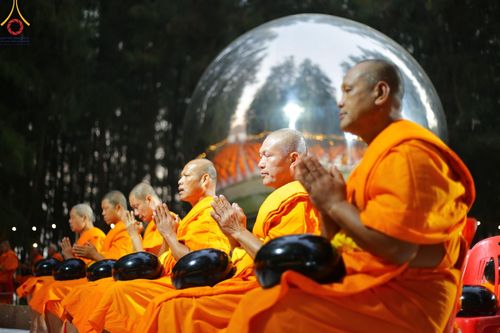 ภาพ No.190191:พิธีตักบาตรพระธรรมยาตรา ณ อนุสรณ์สถานลำดับที่ 1 สถานที่เกิดด้วยรูปกายเนื้อ อนุสรณ์สถานมหาวิหารพระมงคลเทพมุนี (โลตัสแลนด์) อ.สองพี่น้อง จ.สุพรรณบุรี ในโครงการธรรมยาตรา กตัญญูบูชา มหาปูชนียาจารย์ พระมงคลเทพมุนี(สด จนฺทสโร) พระผู้ปราบมาร อนุสรณ์สถาน 7 แห่ง 