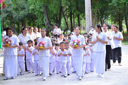 ภาพ No.144585:ชาวอำเภอคลองหลวง จังหวัดปทุมธานี ถวายเทียนพรรษามหามงคล เนื่องในเทศกาลเข้าพรรษา ประจำปี 2567 แด่คณะสงฆ์วัดพระธรรมกาย  วันพฤหัสบดีที่ 18 กรกฎาคม พ.ศ. 2567