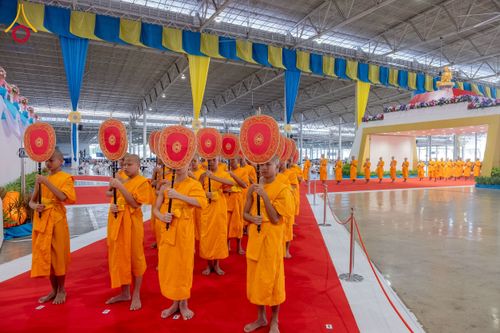 ภาพ No.237409:วันอาทิตย์ที่ 10 สิงหาคม พ.ศ.2568 พิธีมอบใบประกาศเกียรติคุณ โครงการสอบบาลี "ฉลองแชมป์" บูชาธรรม 80 ปี หลวงพ่อธัมมชโย ประจำปี 2568 และ พิธีมอบดวงแก้วสามเณรทรงบาลีไวยากรณ์ ณ สภาธรรมกายสากล วัดพระธรรมกาย ปทุมธานี