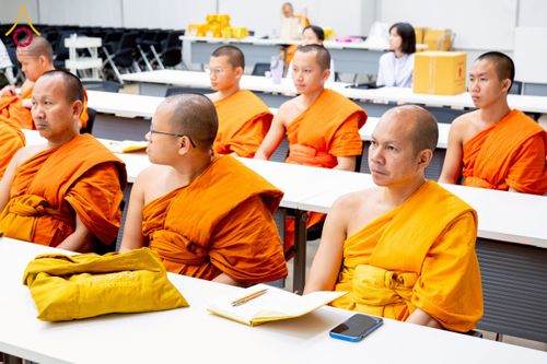 ภาพ No.222912:วันที่ 23 เมษายน พ.ศ. 2568 หลวงพ่อทัตตชีโวต้อนรับคณะสงฆ์จีน ณ อาคาร 100 ปี คุณยายมหารัตนอุบาสิกาจันทร์ ขนนกยูง วัดพระธรรมกาย