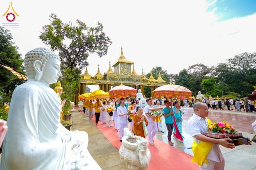 ภาพ No.274081:วันที่ 23 พฤศจิกายน พ.ศ. 2568 ประธานมูลนิธิธรรมกาย ถวายปัจจัยสมทบกฐินแด่ วัดเทียนเวียนเฟื้อกเซิน ศูนย์วิปัสสนาที่มีชื่อเสียง มากกว่า 50 ปีในเวียดนาม