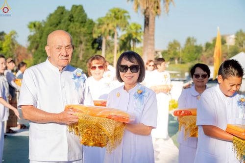 ภาพ No.252206:วันที่ 4-5 ตุลาคม พ.ศ. 2568  วัดพระธรรมกายแคลิฟอร์เนีย ประเทศสหรัฐอเมริกา ได้จัดพิธีตัดปอยผม โดยคณะสงฆ์ ญาติ ๆ และสาธุชน ให้กับนาคธรรมทายาท 8 ท่าน และได้จัดพิธีบรรพชา-อุปสมบท ฉลองพิธีทอดกฐินบรมจักรพรรดิ สร้างอุโบสถ 82 ปี บูชาธรรมหลวงพ่อธัมมชโย