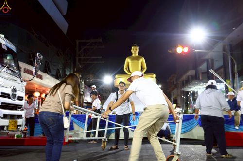 ภาพ No.237308:วันที่ 9-10 สิงหาคม พ.ศ. 2568 การเตรียมงาน เก็บงาน ของเจ้าหน้าที่ทุกสถานะ ในงานมหาสังฆทาน ตักบาตรพระ 10,000 รูป ใจกลางเมืองหาดใหญ่ จ.สงขลา