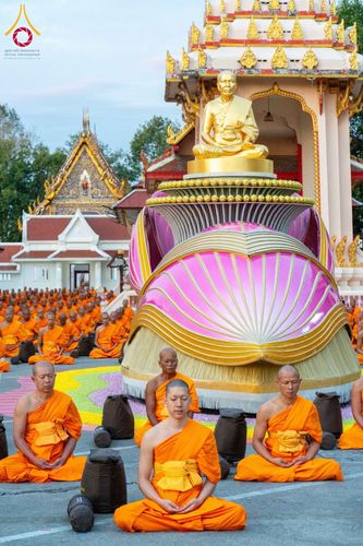 ภาพ No.197030:พระธรรมยาตราปฏิบัติธรรม และถ่ายภาพหมู่ประวัติศาสตร์ ณ วัดโบสถ์(บน) ตำบลบางคูเวียง อำเภอบางกรวย จังหวัดนนทบุรี ในโครงการธรรมยาตรา กตัญญูบูชา มหาปูชนียาจารย์ พระมงคลเทพมุนี(สด จนฺทสโร) พระผู้ปราบมาร อนุสรณ์สถาน 7 แห่ง ปีที่ 13 วันที่ 18 มกราคม พ.ศ. 2568