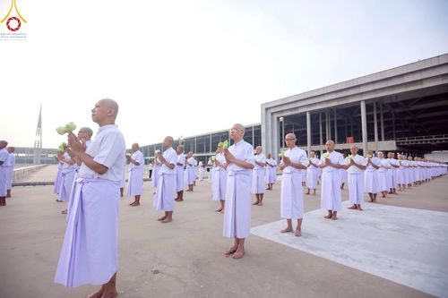 ภาพ No.216920:วันเสาร์ที่ 12 เมษายน พ.ศ. 2568 พิธีเวียนประทักษิณรอบพระมหาธรรมกายเจดีย์  พิธีวันทาเจดีย์ พิธีขอขมาและมอบผ้าไตร ในโครงการอุปสมบทหมู่ บูชาธรรมหลวงพ่อธัมมชโย, โครงการธรรมทายาท ระดับอุดมศึกษา รุ่นที่ 52 ,  โครงการบวชพระนานาชาติ AEC & WAB CEO รุ่นที่ 4 , ณ ว