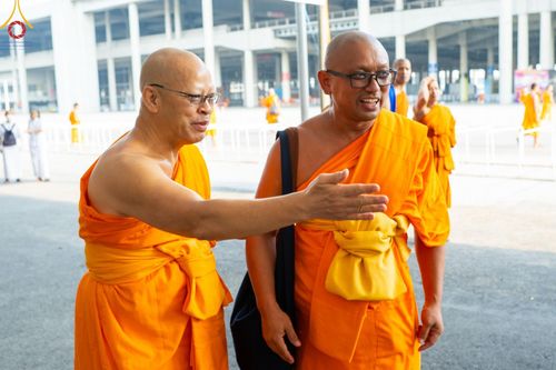 ภาพ No.60286:การต้อนรับพระสังฆาธิการ 10,000 กว่าวัดทั่วประเทศ พิธีมอบปัจจัยช่วยเหลือครู 4 จังหวัดชายแดนภาคใต้ พิธีปฏิบัติธรรม ในวันคุ้มครองโลก วันจันทร์ที่ 22 เมษายน พ.ศ.2567 ณ วัดพระธรรมกาย จ.ปทุมธานี