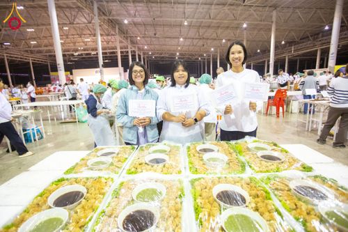 ภาพ No.203165:พิธีถวายภัตตาหารเป็นสังฆทาน แด่พระธรรมยาตรา ณ วัดพระธรรมกาย ตำบลคลองสาม อำเภอคลองหลวง จังหวัดปทุมธานี ในโครงการธรรมยาตรา กตัญญูบูชา มหาปูชนียาจารย์ พระมงคลเทพมุนี(สด จนฺทสโร) พระผู้ปราบมาร อนุสรณ์สถาน 7 แห่ง ปีที่ 13 วันที่ 29 มกราคม พ.ศ. 2568