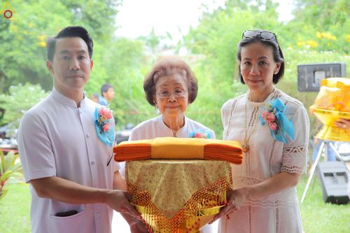 ภาพ No.234044:วันอาทิตย์ที่ 20 กรกฎาคม พ.ศ.2568 พิธีทอดผ้าป่า และพิธีตอกเสาเข็มต้นแรก สร้างอาคารปฏิบัติธรรมพระมงคลเทพมุนี ณ ศูนย์ปฏิบัติธรรมสุราษฏร์ธานี