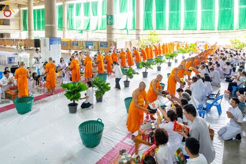 ภาพ No.142297:พิธีตักบาตรฉลองพระใหม่ ในโครงการอุปสมบทหมู่รุ่นผู้บริหาร  ณ วิหารคด วัดพระธรรมกาย วันอาทิตย์ที่ 23 มิถุนายน พ.ศ.2567