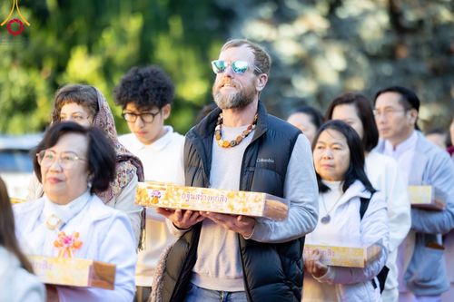 ภาพ No.100917:พิธีทอดกฐินบรมจักรพรรดิสร้างทุกสิ่ง ณ วัดพระธรรมกายออเรกอน ประเทศสหรัฐอเมริกา  วันอาทิตย์ ที่ 26 พฤศจิกายน พ.ศ. 2566