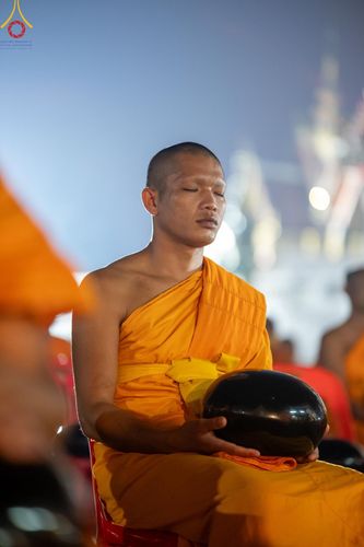 ภาพ No.197608:พิธีตักบาตรพระธรรมยาตรา ณ อนุสรณ์สถานลำดับที่ 4 สถานที่เกิดด้วยกายธรรม วัดโบสถ์(บน) ต.บางคูเวียง จ.นนทบุรี ในโครงการธรรมยาตรา กตัญญูบูชา มหาปูชนียาจารย์ พระมงคลเทพมุนี(สด จนฺทสโร) พระผู้ปราบมาร อนุสรณ์สถาน 7 แห่ง ปีที่ 13 วันที่ 19 มกราคม พ.ศ. 2568