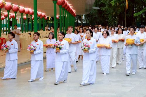 ภาพ No.228828:วันเสาร์ที่ 14 มิถุนายน พ.ศ. 2568 พิธีเวียนประทักษิณ , พิธีขอขมารับผ้าไตร ในโครงการบรรพชาอุปสมบทหมู่ ผู้บริหารรุ่นที่ 15 และ อุดมศึกษา รุ่นที่ 52 ณ โบสถ์พระไตรปิฎก วัดพระธรรมกาย