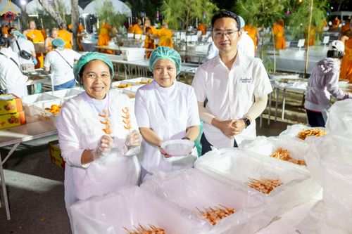ภาพ No.190417:สาธุชนถวายภัตตาหารเป็นสังฆทาน แด่พระธรรมยาตรา ณ อนุสรณ์สถานมหาวิหารพระมงคลเทพมุนี (โลตัสแลนด์) อ.สองพี่น้อง จ.สุพรรณบุรี ในโครงการธรรมยาตรา กตัญญูบูชา มหาปูชนียาจารย์ พระมงคลเทพมุนี(สด จนฺทสโร) พระผู้ปราบมาร แห่ง ปีที่ 13 วันที่ 7 มกราคม พ.ศ.2568