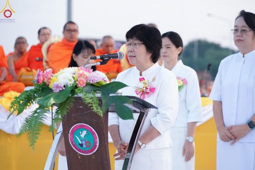 ภาพ No.180388:พิธีตักบาตรพระ ๑,๐๐๐ รูป ฉลองเมืองลำปาง ๑,๓๔๔ ปี วันเสาร์ที่ ๗ ธันวาคม พ.ศ. ๒๕๖๗ ณ ลานพระบรมราชานุสาวรีย์ พระนเรศวรมหาราช อ.เกาะคา จ.ลำปาง