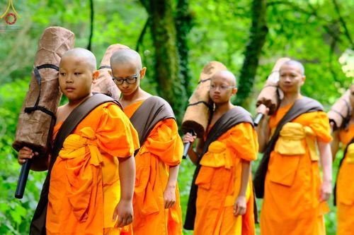 ภาพ No.148766:คณะสงฆ์และสามเณร วัดพระธรรมกายแมนเชสเตอร์  สหราชอาณาจักร จัดเดินธรรมยาตราที่ Peak District National Park , New Mills central , Upper Derwent Visitor Centre, Hope Valley วันอังคารที่ 6 สิงหาคม พ.ศ. 2567