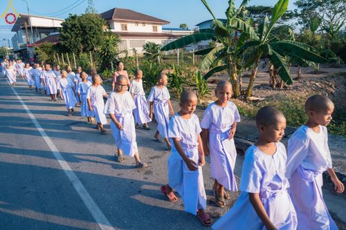 ภาพ No.133412:พิธีขอขมารับผ้าไตร, พิธีบรรพชาสามเณร, สามเณรออกบิณฑบาต ในโครงการบรรพชาสามเณร ฟื้นฟูพระพุทธศาสนาทั่วไทย  ณ ศูนย์ปฏิบัติธรรม และอบรมเยาวชนเมืองยะลา วันที่ 3 เมษายน พ.ศ. 2567