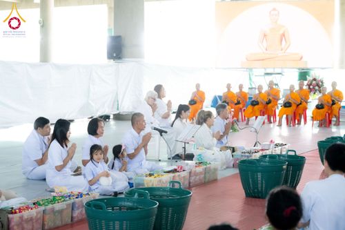 ภาพ No.145629:พิธีตักบาตรโครงการบรรพชาสามเณร โรงเรียนนานาชาติ รุ่นที่ 13 ณ มหารัตนวิหารคด 9 วัดพระธรรมกาย วันเสาร์ที่ 20 กรกฎาคม พ.ศ. 2567