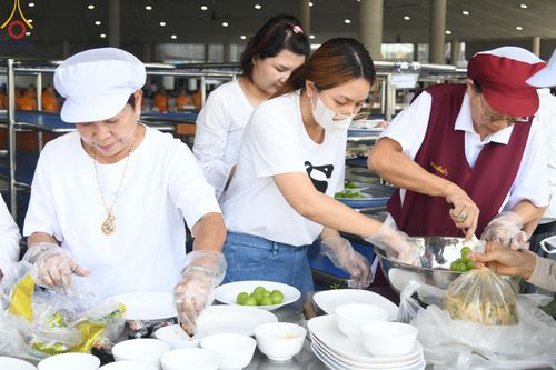 ภาพ No.162101:พิธีถวายภัตตาหารเมนูสวรรค์ เนื่องในวันออกพรรษา (ขึ้น 15 ค่ำ เดือน 11) วันพฤหัสบดีที่ 17 ตุลาคม พ.ศ. 2567 ณ หอฉันคุณยายอาจารย์ฯ วัดพระธรรมกาย