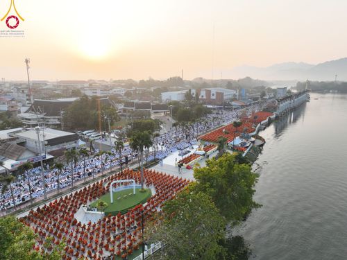 ภาพ No.101735:ตักบาตรพระ 10,000 รูป เติมบุญให้แผ่นดิน เนื่องในโอกาส 192 ปี จังหวัดกาญจนบุรี หนึ่งในโครงการตักบาตรพระ 2,000,000 รูป  77 จังหวัดทุกวัดทั่วไทย วันจันทร์ที่ 11 ธันวาคม พ.ศ. 2566 บริเวณถนนสองแคว (SKY WALK) เมืองกาญจนบุรี