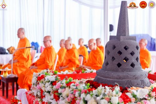 ภาพ No.224447:วันจันทร์ที่ 12 พฤษภาคม พ.ศ. 2568  ชาวพุทธในอินโดนีเซีย ร่วมฉลองวิสาขบูชาจุดประทีปกว่า 200,000 ดวง ณ พระมหาเจดีย์บรมพุทโธ  เจริญพุทธมนต์ถวาย “พระวชิรเกล้าเจ้าอยู่หัว”