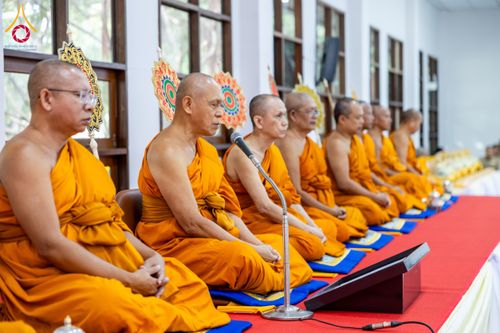 ภาพ No.179566:พิธีเจริญพระพุทธมนต์ พิธีทำบุญตักบาตรถวายพระราชกุศล และพิธีวางพานพุ่มดอกไม้ถวายราชสักการะ  แด่พระบาทสมเด็จพระบรมชนกาธิเบศร มหาภูมิพลอดุลยเดชมหาราช บรมนาถบพิตร เนื่องในวันคล้ายวันพระบรมราชสมภพ วันชาติ และวันพ่อแห่งชาติ วันพฤหัสบดีที่ 5 ธันวาคม พ.ศ. 2567 ณ