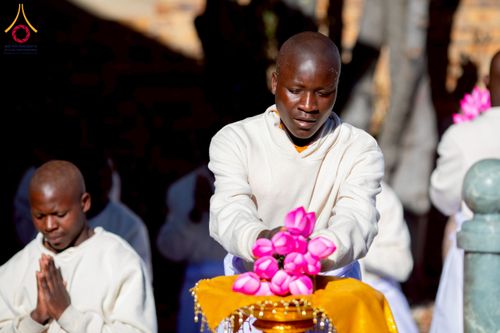 ภาพ No.231617:โครงการบรรพชาอุปสมบทหมู่ครั้งที่ 2 ณ วัดพระธรรมกายโจฮันเนสเบิร์ก ประเทศแอฟริกาใต้ วันอาทิตย์ 29 มิถุนายน พ.ศ. 2568