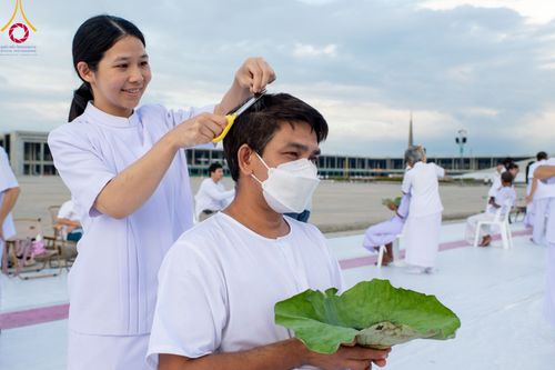 ภาพ No.99903:พิธีปลงผมธรรมทายาท โครงการอุปสมบทบูชาธรรมมหาปูชนียาจารย์ พ.ศ. 2566 ณ ลานธรรม มหาวิหารคด 8-9 ศูนย์อบรมวัดพระธรรมกาย วันอาทิตย์ที่ 3 ธันวาคม พ.ศ. 2566