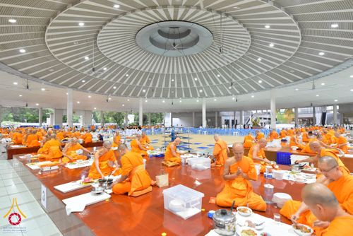 ภาพ No.267530:วันที่ 7 พฤศจิกายน พ.ศ. 2568 พสกนิกรอำเภอคลองหลวง รวมใจบำเพ็ญกุศลปัณรสมวาร (15 วัน) อุทิศถวายเป็นพระราชกุศลแด่ “สมเด็จพระพันปีหลวง” ณ วัดพระธรรมกาย