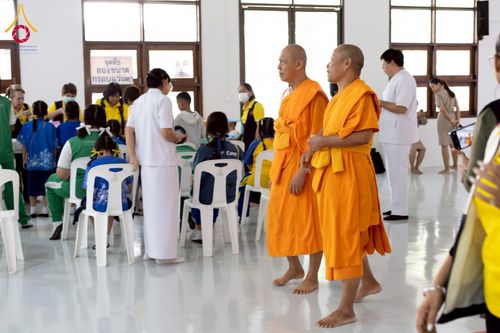 ภาพ No.230316:วันจันทร์ที่ 30 มิถุนายน พ.ศ. 2568 เจ้าอาวาสวัดพระธรรมกาย เยี่ยมอนุโมทนาให้กำลังใจ บุคลากรทางการแพทย์-เจ้าหน้าที่ผู้ปฏิบัติงาน โครงการรถตัดแว่นสายตาเคลื่อนที่สภากาชาดไทย เพื่อเด็กนักเรียนในชนบท พื้นที่จังหวัดปทุมธานี