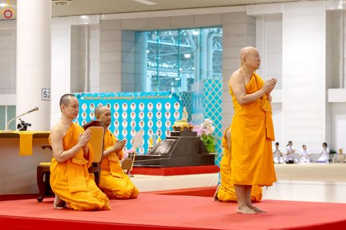 ภาพ No.233739:วันเสาร์ที่ 19 กรกฎาคม พ.ศ.2568 วันมหารำลึก ครั้งที่ 35 พิธีรำลึกถึงนักสร้างบารมี , พิธีสวดพระพุทธมนต์ , พิธีทอดผ้าบังสกุลและถวายไทยธรรม วัดพระธรรมกาย