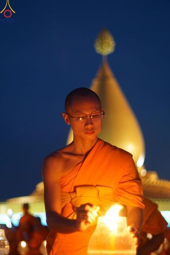 ภาพ No.129575:พิธีจุดประทีป 10,000 ดวง น้อมถวายเป็นพุทธบูชา ณ มหารัตนเจดีย์สิริปทุมสวรรค์ (เจดีย์อริยพุทธะ 5 พระองค์) ศูนย์ปฏิบัติธรรมภาคใต้ อ.บางกล่ำ จ.สงขลา  วันที่ 10 มีนาคม พ.ศ. 2567