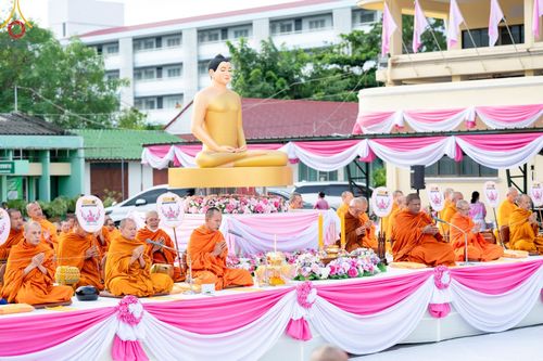 ภาพ No.150770:พิธีเจริญพระพุทธมนต์ และทำบุญตักบาตรแด่คณะสงฆ์ จำนวน 121 รูป เนื่องในโอกาสฉลองครบรอบ 120 ปี อำเภอคลองหลวง จังหวัดปทุมธานี เพื่อถวายเป็นพุทธบูชา ช่วยเหลือผู้ประสบความเดือดร้อนจากอุทกภัย และคณะสงฆ์ 323 วัด 4 จังหวัดชายแดนภาคใต้ วันเสาร์ที่ 31 สิงหาคม พ.ศ. 