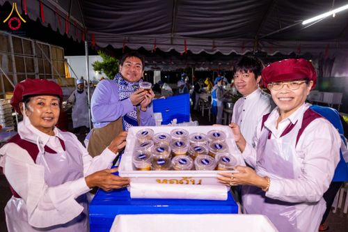 ภาพ No.194873:พิธีถวายภัตตาหารเป็นสังฆทาน แด่พระธรรมยาตรา ณ อนุสรณ์สถานมหาวิหารพระมงคลเทพมุนี (โลตัสแลนด์) อ.สองพี่น้อง จ.สุพรรณบุรี ในโครงการธรรมยาตรา กตัญญูบูชา มหาปูชนียาจารย์ พระมงคลเทพมุนี(สด จนฺทสโร) พระผู้ปราบมาร แห่ง ปีที่ 13 วันที่ 14 มกราคม พ.ศ.2568