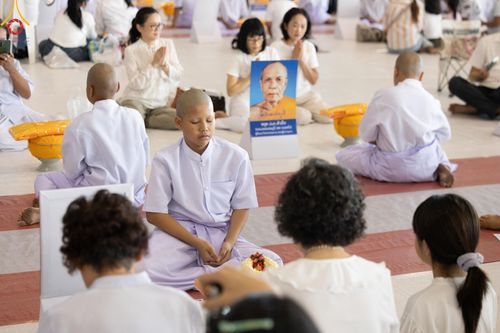 ภาพ No.133876:พิธีขอขมามอบผ้าไตร โครงการบรรพชาสามเณร ศูนย์อบรมวัดพระธรรมกาย ณ วัดพระธรรมกาย วันเสาร์ที่ 6 เมษายน พ.ศ. 2567