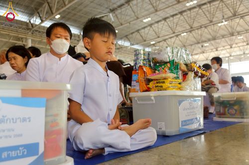 ภาพ No.215159:วันอาทิตย์ต้นเดือนที่ 6 เมษายน พ.ศ. 2568 พิธีตักบาตรข้าวสารอาหารแห้ง ณ บ้านแก้วเรือนทองคุณยาย สภาธรรมกายสากล วัดพระธรรมกาย