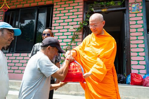 ภาพ No.348035:วันที่ 8 กันยายน พ.ศ.2569 พระธรรมฑูตไทย สายอินเดีย เนปาล พร้อมด้วยคณะสงฆ์เนปาล  วัดไทยลุมพินี วัดพระธรรม และมูลนิธิธรรมกาย ร่วมช่วยเหลือผู้ประสบภัยน้ำท่วมประเทศเนปาล