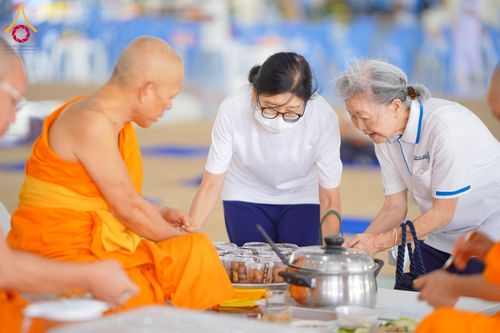 ภาพ No.322828:วันที่ 18 เมษายน พ.ศ. 2569 พิธีถวายภัตตาหารเมนูสวรรค์ เพื่อการบรรลุธรรม ณ หอฉันคุณยายอาจารย์ฯ วัดพระธรรมกาย