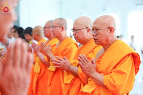 ภาพ No.291125:วันพุธที่ 7 มกราคม พ.ศ. 2569  พิธีบรรจุพระบรมสารีริกธาตุภายในพระเกตุองค์พระประธาน สมโภชพระประธาน พระธรรมกาย พิธีทอดผ้าป่า บุญแสงสว่าง ติดตั้งโซล่าเซล ณ ศูนย์ปฏิบัติธรรมพระมงคลเทพมุนี อ.สองพี่น้อง จ.สุพรรณบุรี