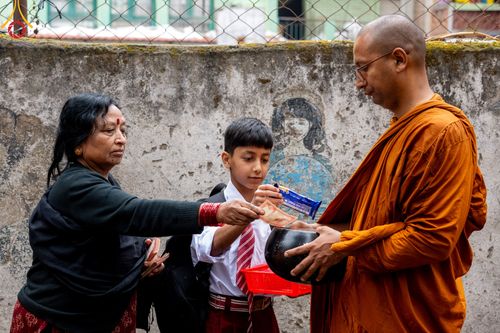 ภาพ No.317168:วันจันทร์ที่ 30 มีนาคม พ.ศ.2569 จาริกบิณฑบาตสยมภูนาทสู่พระราชวังหนุมานโดกา ประเทศเนปาล