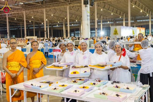 ภาพ No.302997:วันที่ 26 มกราคม พ.ศ. 2569 พิธีถวายภัตตาหารเป็นสังฆทาน แด่พระธรรมยาตรา ณ วัดพระธรรมกาย  จังหวัดปทุมธานี ในโครงการธรรมยาตรา กตัญญูบูชา มหาปูชนียาจารย์ พระมงคลเทพมุนี(สด จนฺทสโร) พระผู้ปราบมาร อนุสรณ์สถาน 7 แห่ง ปีที่ 14