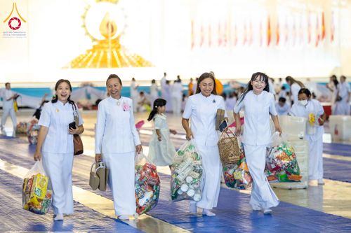 ภาพ No.308540:วันที่ 1 กุมภาพันธ์ พ.ศ. 2569 พิธีตักบาตรข้าวสารอาหารแห้ง ณ บ้านแก้วเรือนทองคุณยาย สภาธรรมกายสากล วัดพระธรรมกาย