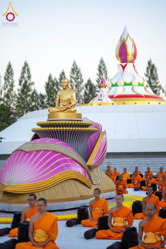 ภาพ No.290609:วันที่ 8 มกราคม พ.ศ. 2569 พระธรรมยาตราปฏิบัติธรรม และถ่ายภาพหมู่ประวัติศาสตร์ ในโครงการธรรมยาตรา กตัญญูบูชามหาปูชนียาจารย์ พระมงคลเทพมุนี(สด จนฺทสโร) พระผู้ปราบมาร อนุสรณ์สถาน 7 แห่ง ปีที่ 14 ณ อนุสรณ์สถานคลองบางนางแท่น อ.สามพราน จ.นครปฐม