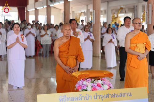 ภาพ No.300423:วันที่ 22 มกราคม พ.ศ. 2569 พิธีทอดผ้าป่าทำนุบำรุงศาสนสถาน ณ วัดรางกำหยาด ต.บางภาษี อ.บางเลน จ.นครปฐม ในโครงการธรรมยาตรา กตัญญูบูชา มหาปูชนียาจารย์ พระมงคลเทพมุนี(สด จนฺทสโร) พระผู้ปราบมาร อนุสรณ์สถาน 7 แห่ง ปีที่ 14